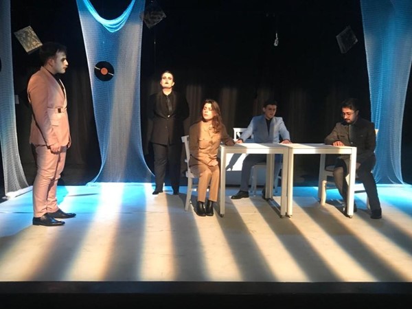 "Rosenbergler Ölmemeli" sahnede