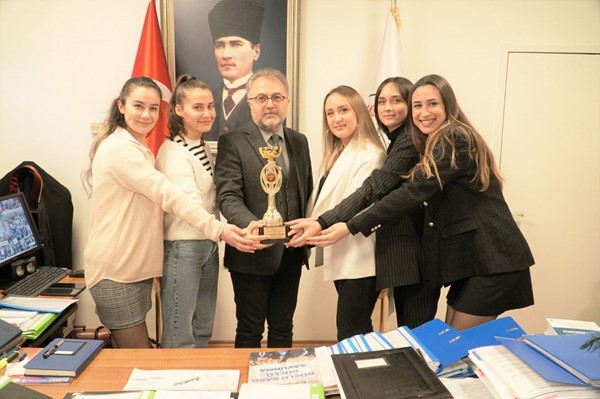 Bursa Barosu Kadın Voleybol Takımı Adana'da üçüncü oldu