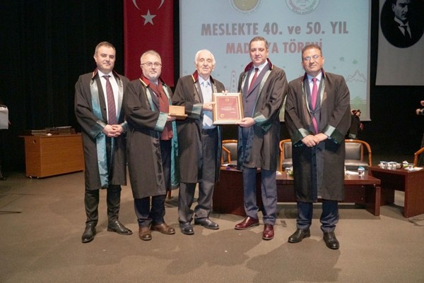 Avukatlık mesleğinde 40-50 yılını dolduranlara TBB'den madalya