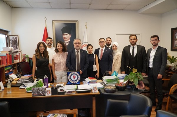 Türk Hukuk Enstitüsü Bursa Şubesi'nin değişen yönetimi Bursa Barosunu ziyaret etti.