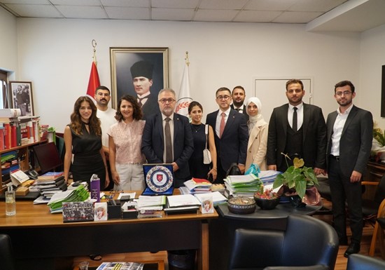 Türk Hukuk Enstitüsü Bursa Şubesi'nin değişen yönetimi Bursa Barosunu ziyaret etti.