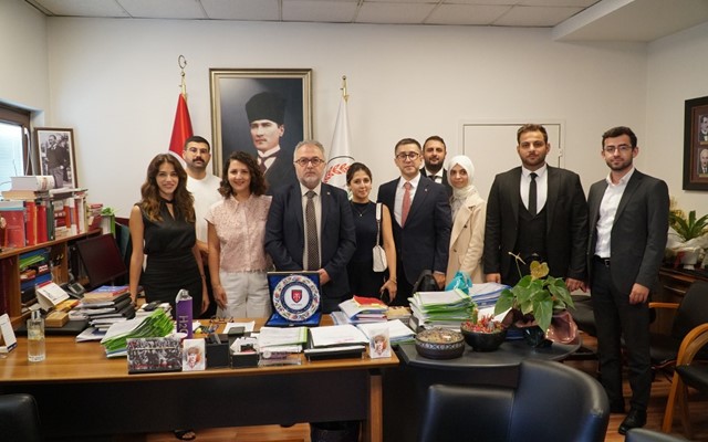 Türk Hukuk Enstitüsü Bursa Şubesi'nin değişen yönetimi Bursa Barosunu ziyaret etti.