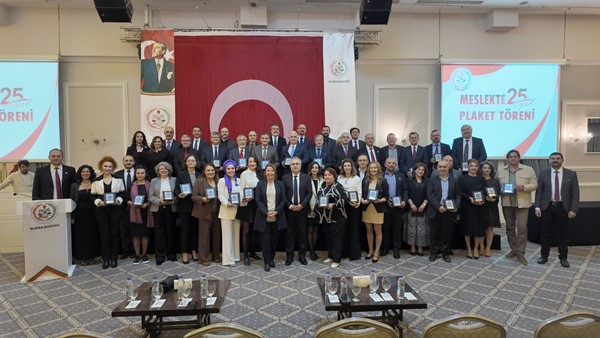 25 yıllık avukatlara törenle plaket