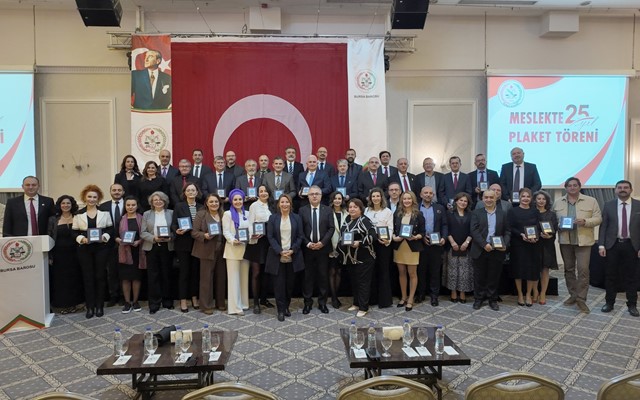 25 yıllık avukatlara törenle plaket