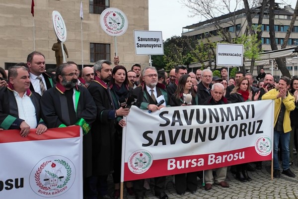 Hukuksuz gözaltılara adliye önünde protesto