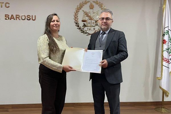 Bursa Barosu'nun “Güçlü Kadın Başarı Ödülü” Akbelen direnişçisi muhtar Nejla Işık'a verildi