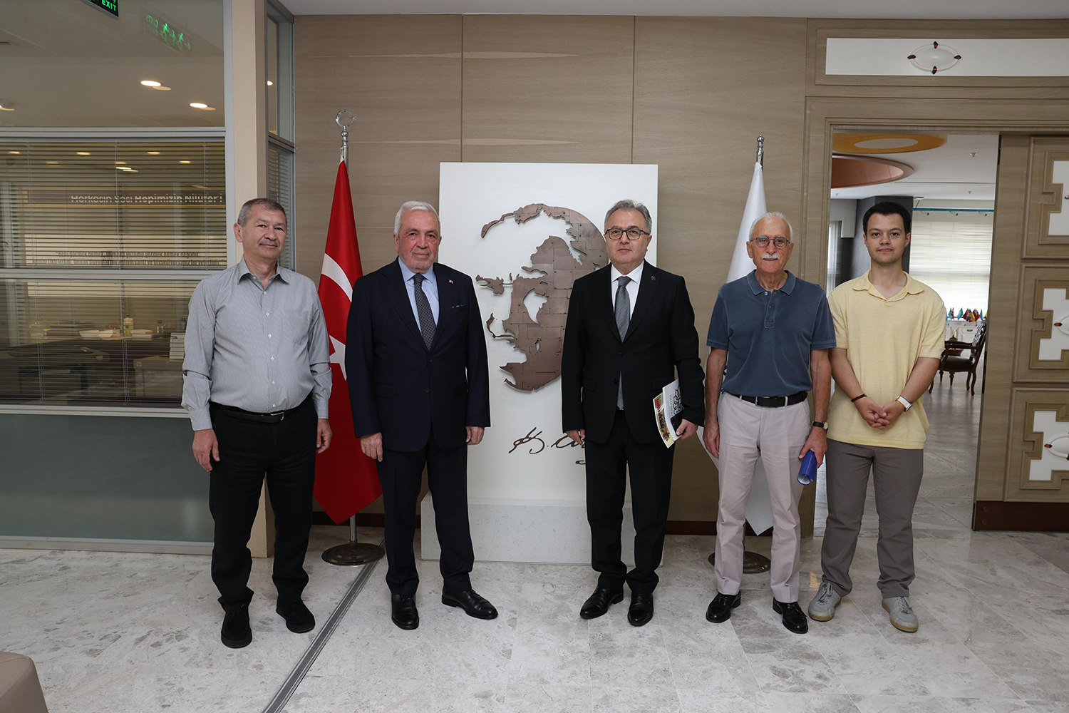 Bursa Barosu Çevre ve Kent Hukuku Komisyonu Nilüfer Belediyesi Başkanı Şadi Özdemir'i ziyaret etti.