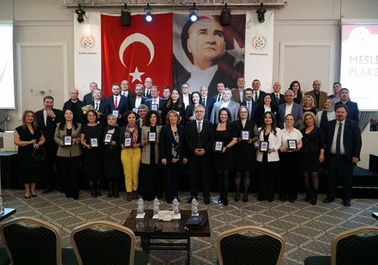 Bursa Barosu, meslekte 25 yılını dolduran avukatlara plaket verdi