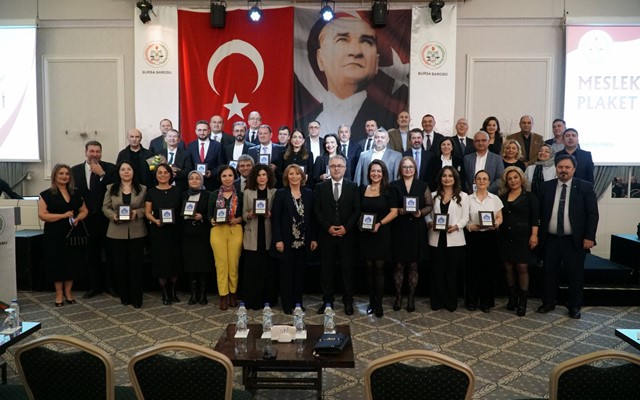 Bursa Barosu, meslekte 25 yılını dolduran avukatlara plaket verdi