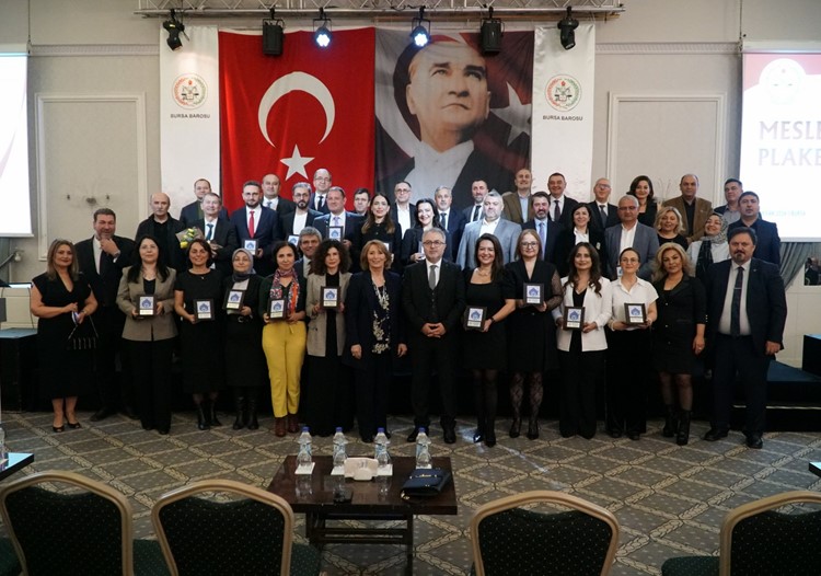 Bursa Barosu, meslekte 25 yılını dolduran avukatlara plaket verdi