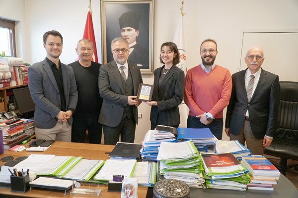 Tabip Odası'nın plaketi Öztosun'a teslim edildi