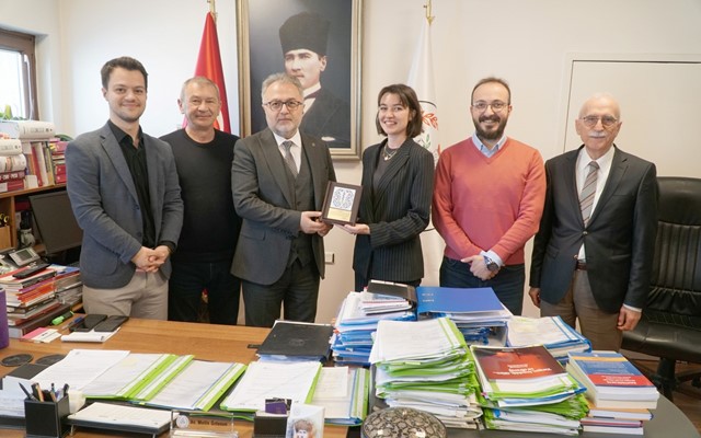 Tabip Odası'nın plaketi Öztosun'a teslim edildi