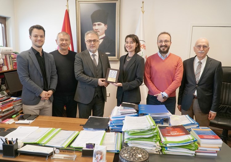 Tabip Odası'nın plaketi Öztosun'a teslim edildi