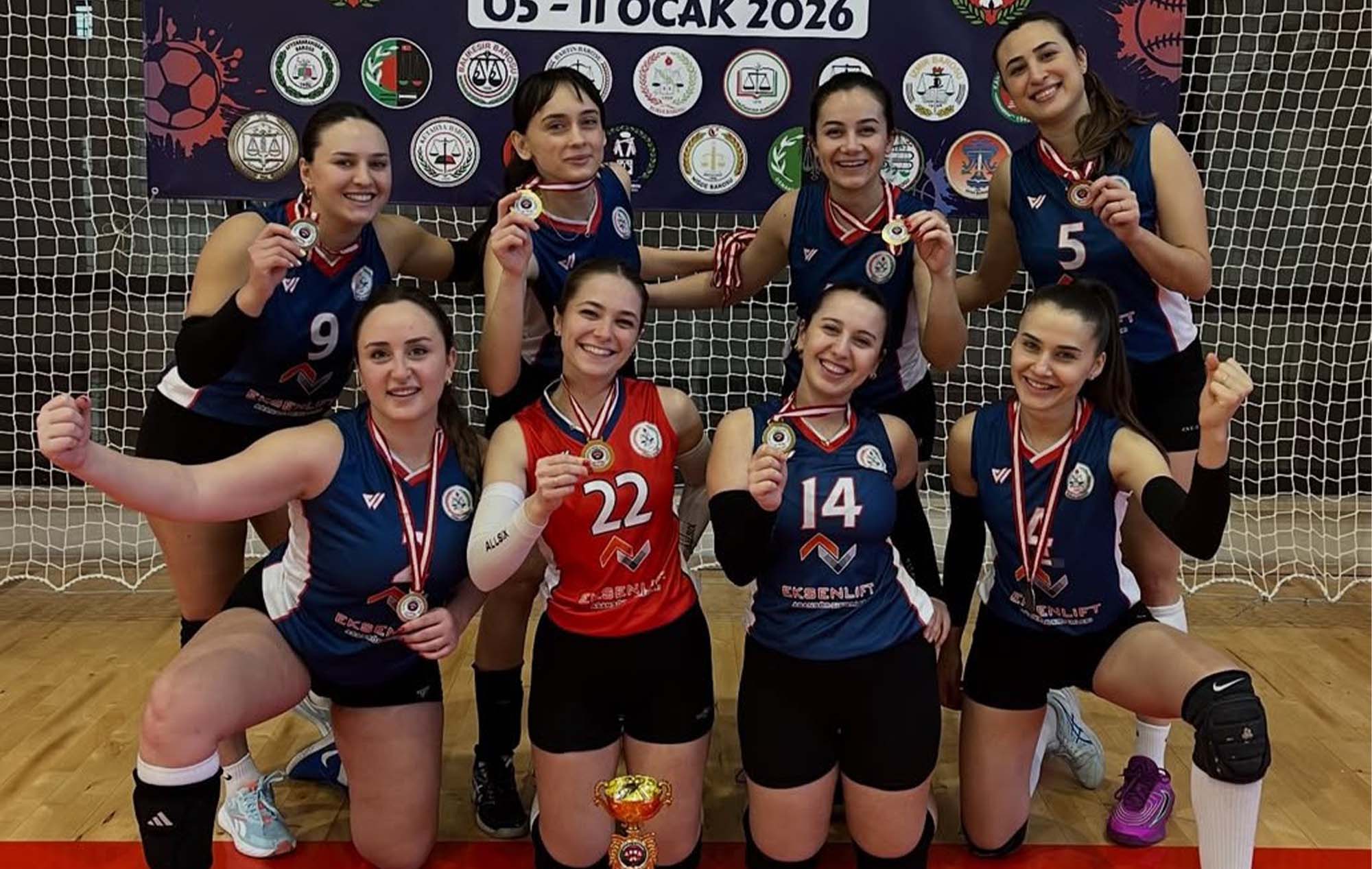 Bursa Barosu Kadın Voleybol Takımı Adana'dan üçüncülükle dönüyor