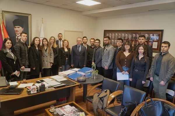 Öztosun, stajyer avukatlarla tanıştı