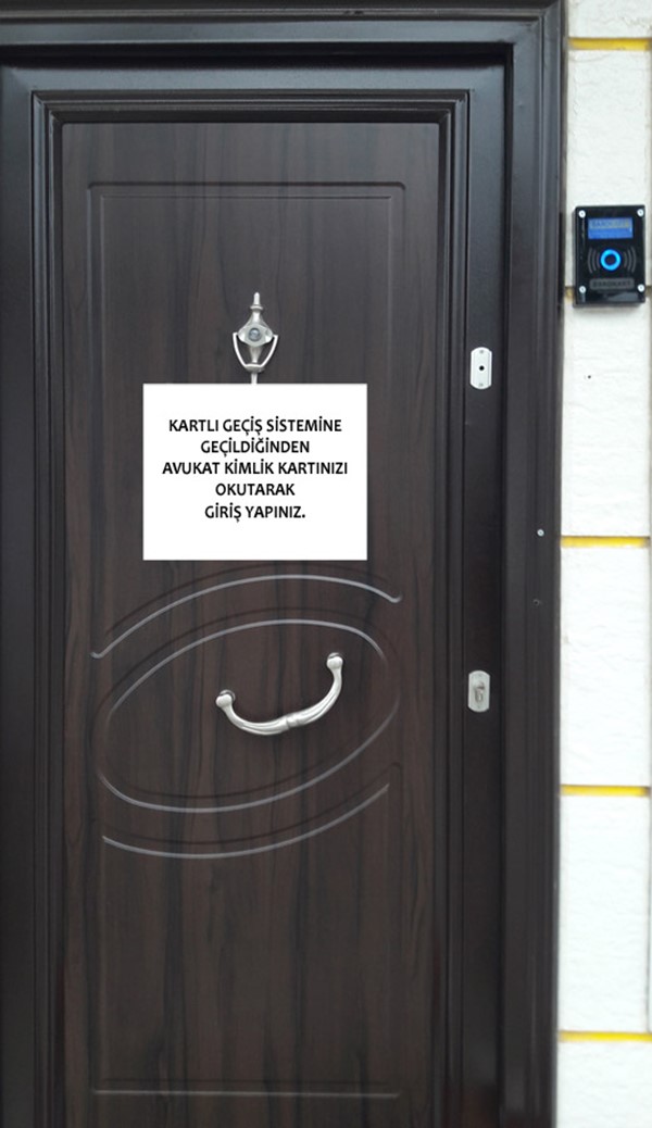 Avukat Bekleme Odası'nın girişine Kartlı Geçiş Sistemi