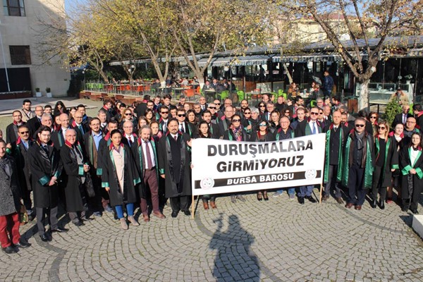 Avukata saldırı ve Faillerin Tutuklanmaması Bursalı avukatlarca protesto