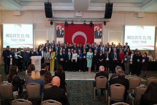 Bursa Barosu'ndan 25 yıllık avukatlara plaket