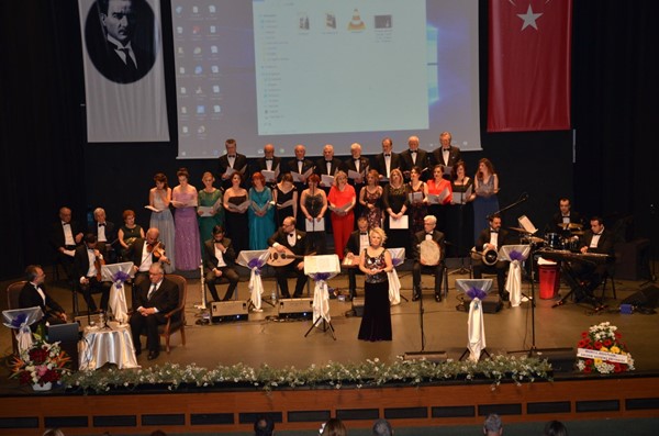 Bursa Barosu Türk Müziği Korosu Erol Sayan ve besteleriyle sahnedeydi