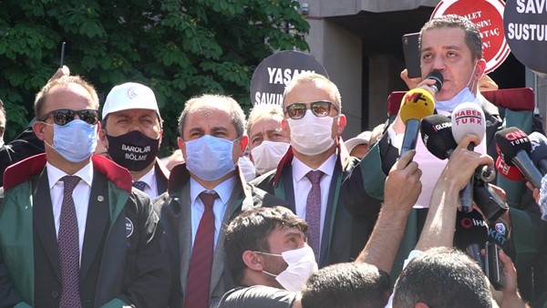 Baro başkanları ve avukatlar Ankara Adliyesi'nde