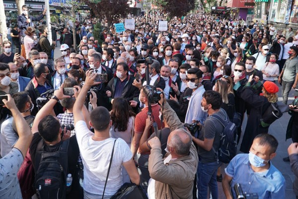 Baro başkanları ve avukatlar, her türlü baskıya rağmen sonuna kadar direndi